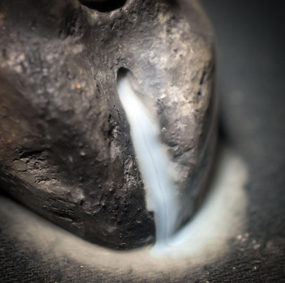 Rauchbrand Göttinnen Skulptur – Matriarchale Figur & Rückfluss-Räucherkegelhalter