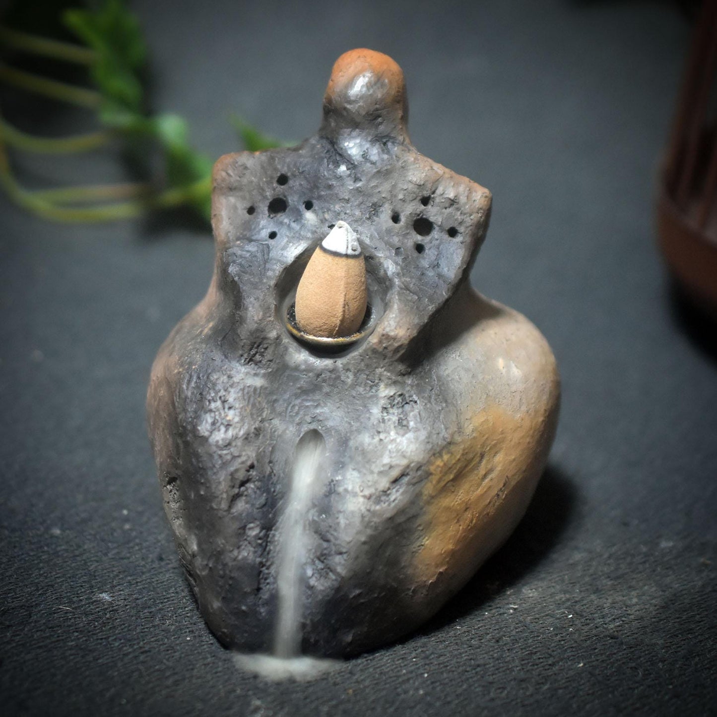 Rauchbrand Göttinnen Skulptur – Matriarchale Figur & Rückfluss-Räucherkegelhalter