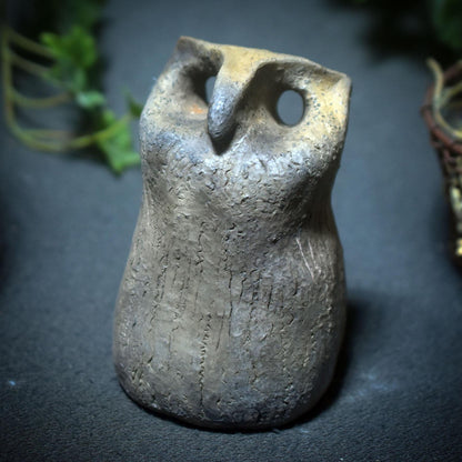 Archaische Eule aus Rauchbrand-Ton – Hüterin der Nachtweisheit - Art.Nr.: SKU168