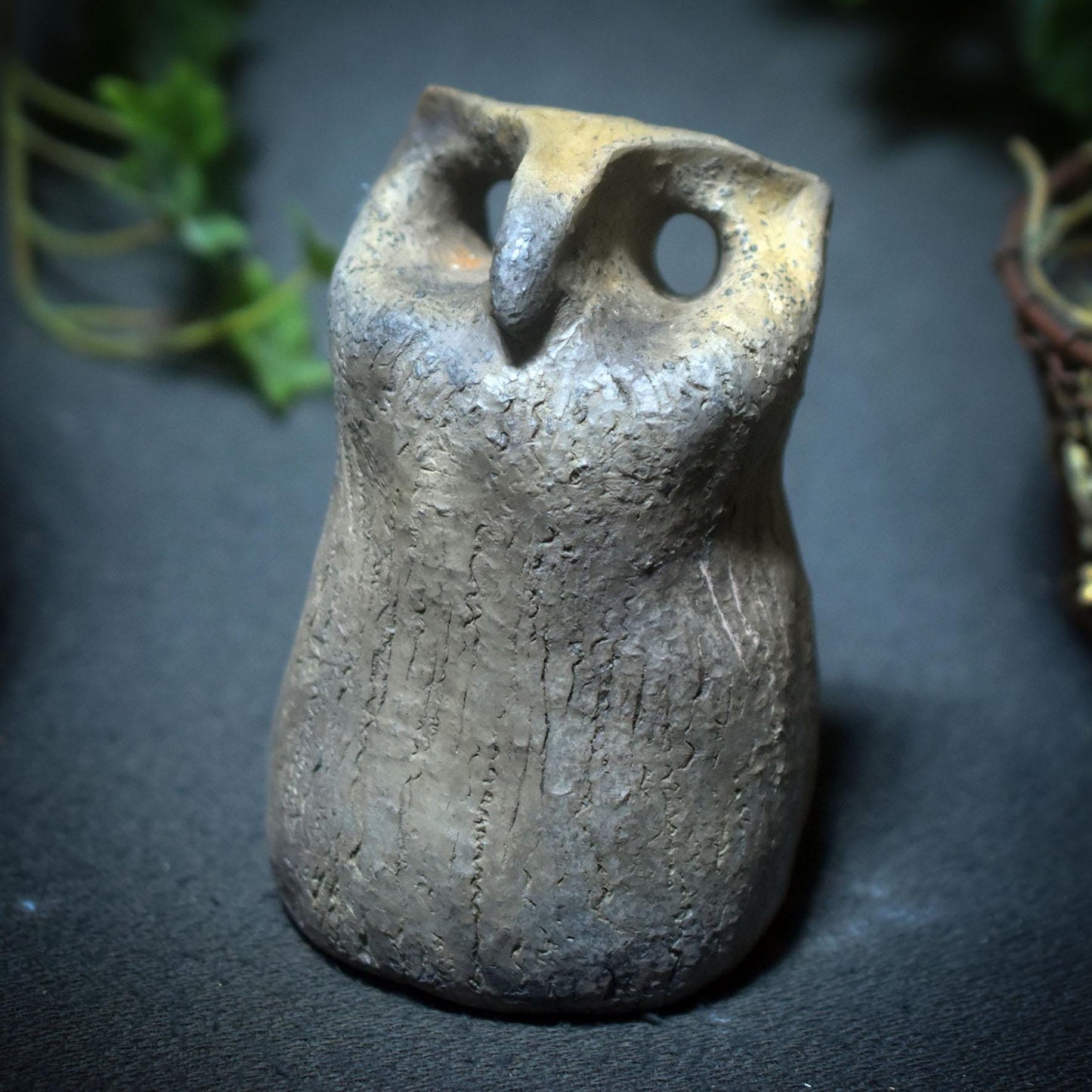 Archaische Eule aus Rauchbrand-Ton – Hüterin der Nachtweisheit