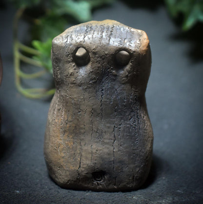 Archaische Eule aus Rauchbrand-Ton – Hüterin der Nachtweisheit - Art.Nr.: SKU168