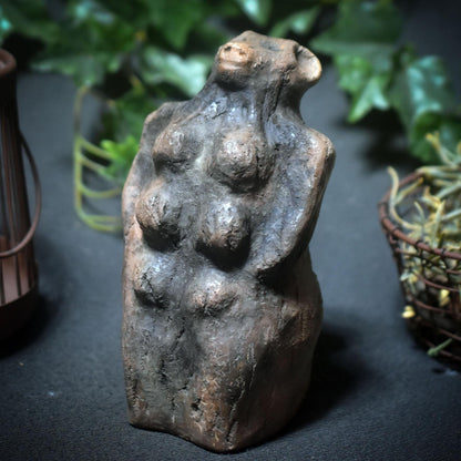 Archaische Bärenmutter – schamanische Krafttier-Skulptur aus Rauchbrand-Ton - Art.Nr.: SKU169
