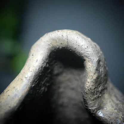 Archaische Skulptur einer Frau mit Limonit – Rauchbrand-Skulptur mit Licht und Wandel