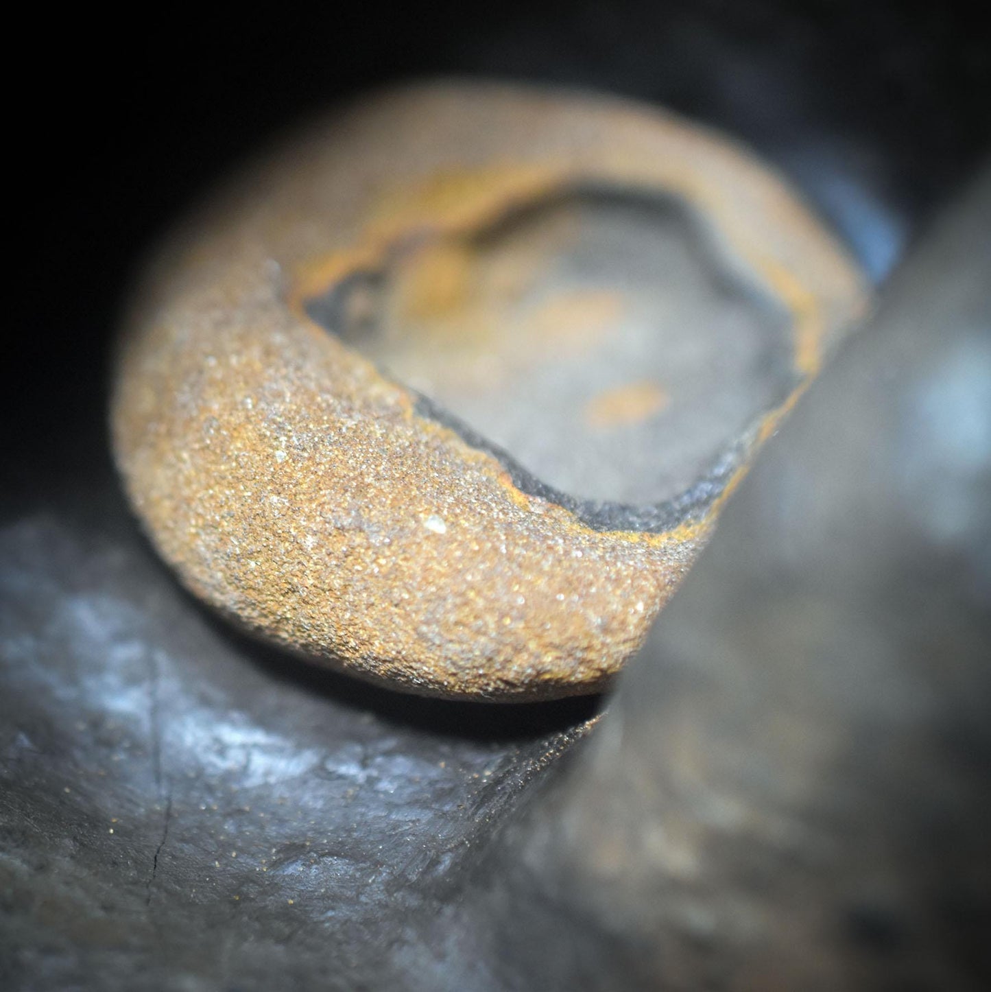 Archaische Skulptur einer Frau mit Limonit – Rauchbrand-Skulptur mit Licht und Wandel