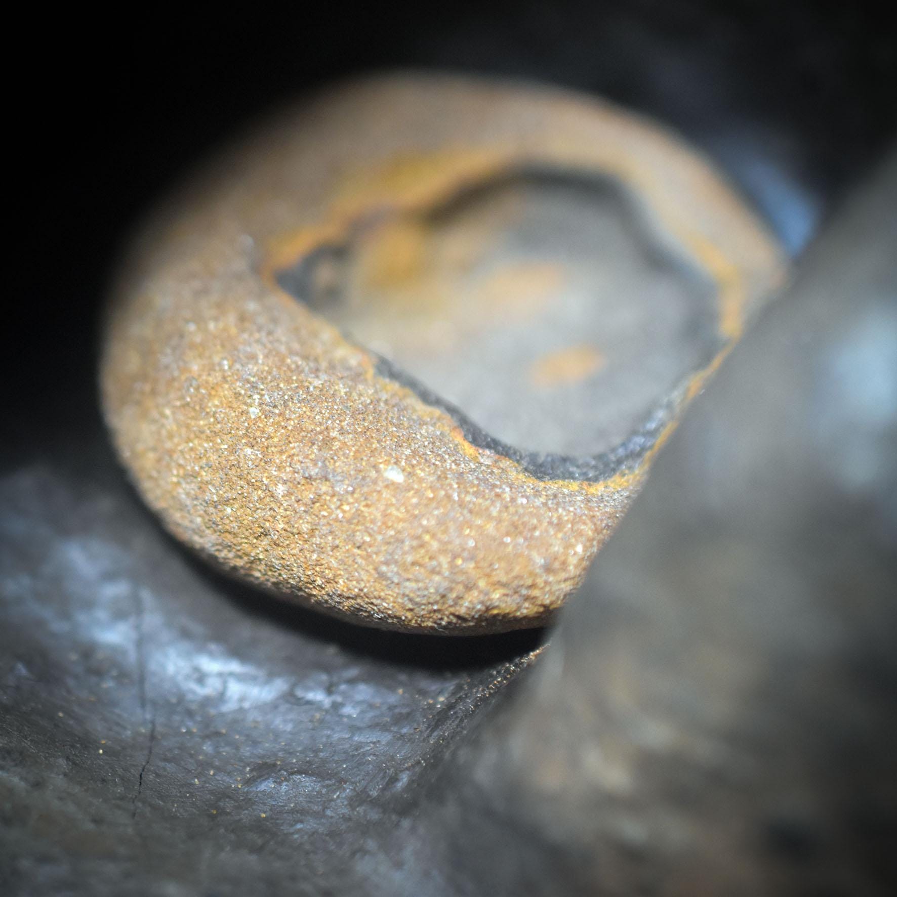 Archaische Skulptur einer Frau mit Limonit – Rauchbrand-Skulptur mit Licht und Wandel