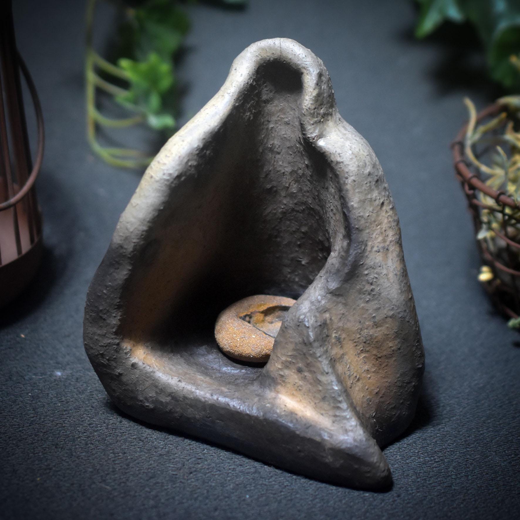 Archaische Skulptur einer Frau mit Limonit – Rauchbrand-Skulptur mit Licht und Wandel