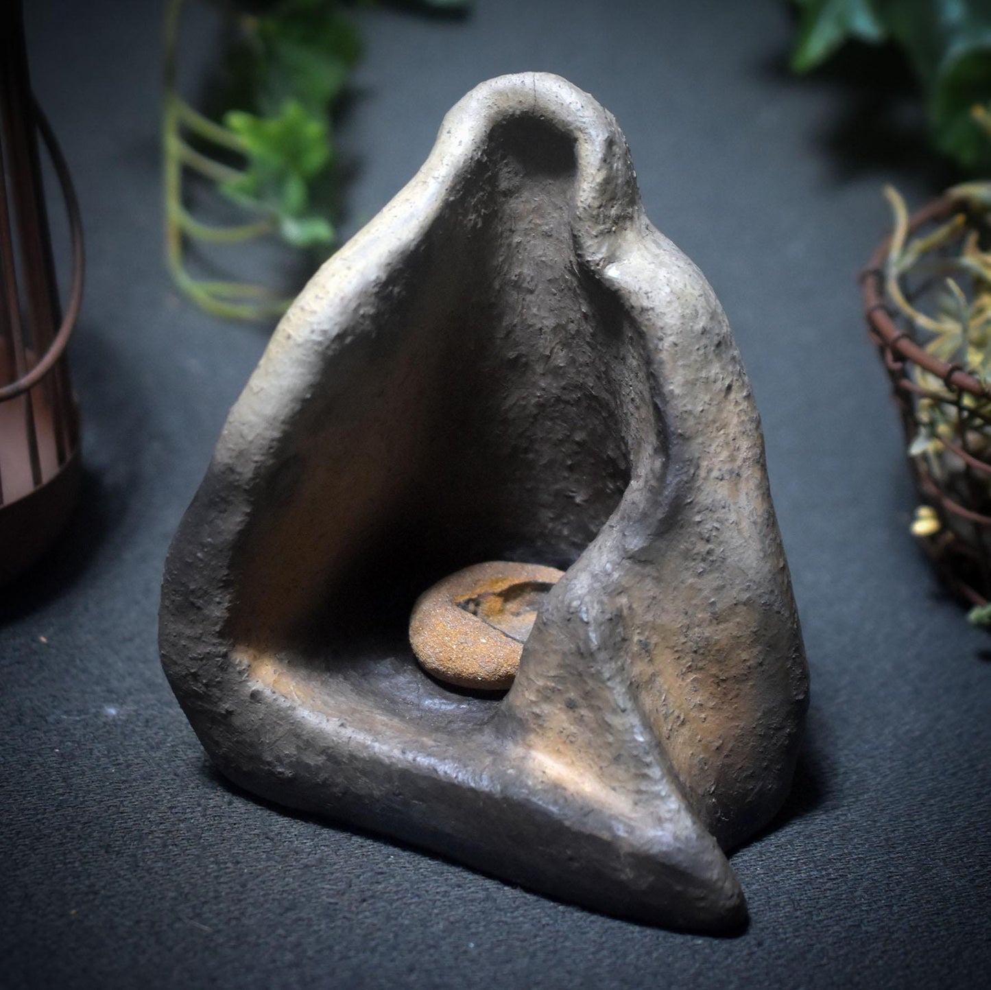 Archaische Skulptur einer Frau mit Limonit – Rauchbrand-Skulptur mit Licht und Wandel