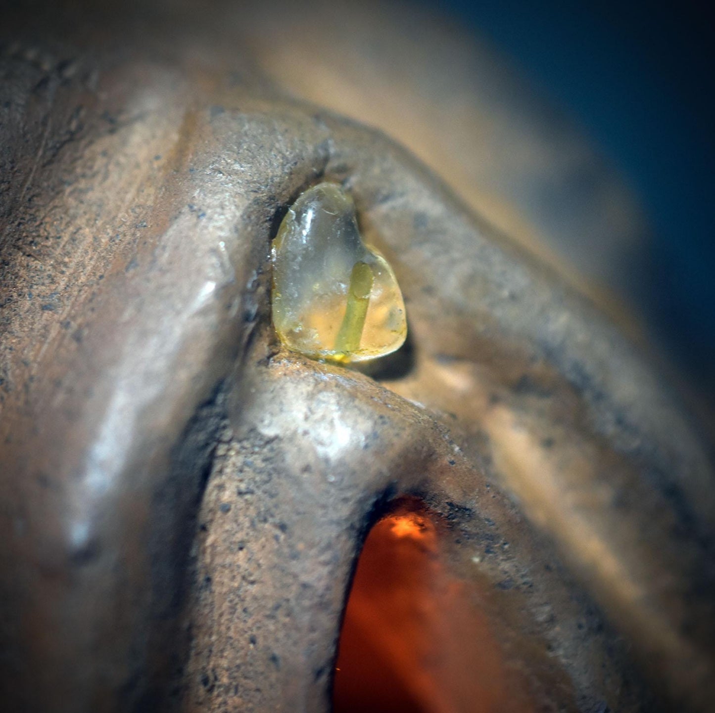 Archaisches Yoni Objekt – Rauchbrandkunst mit Citrin und innerem Licht - Art.Nr.: TKH015