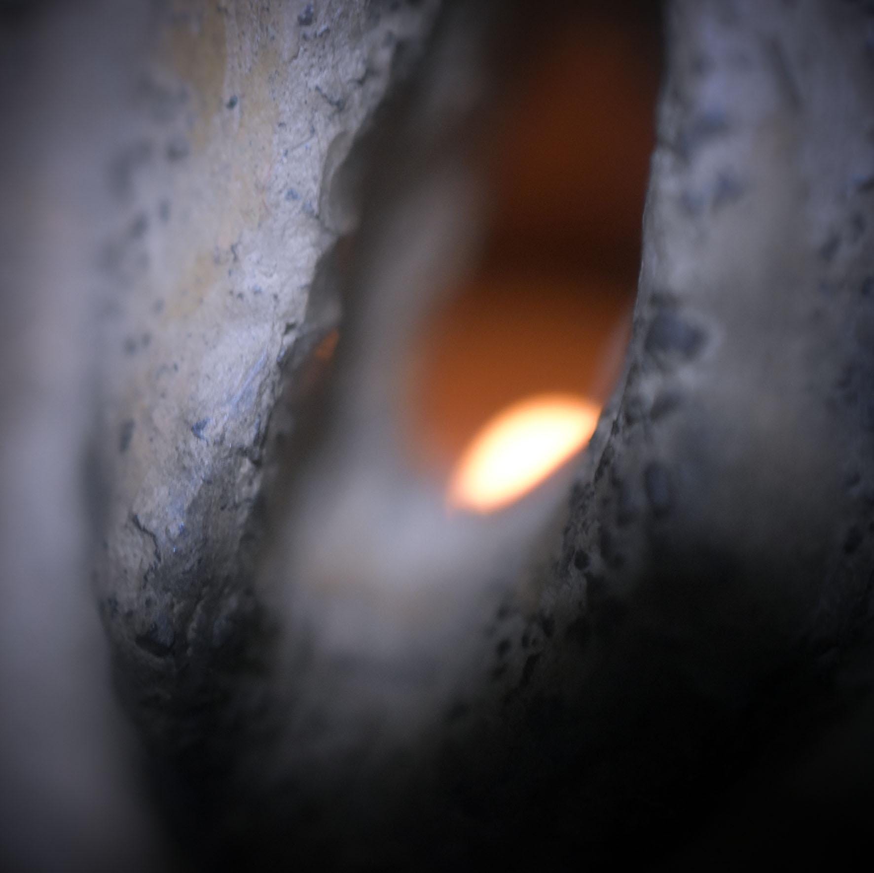 Archaisches Yoni Objekt – Rauchbrandkunst mit Muschel und innerem Licht - Art.Nr.: TKH016