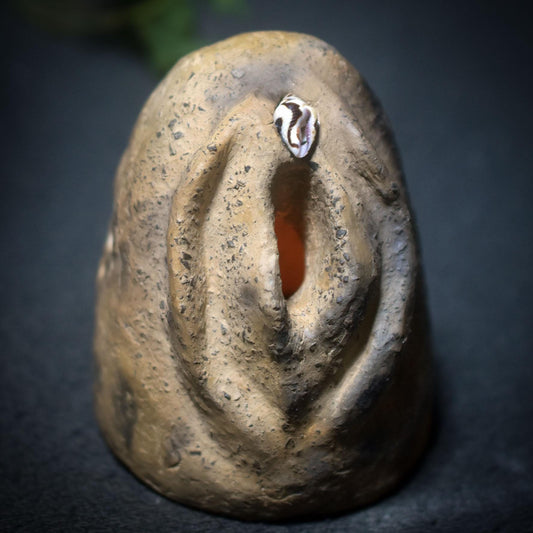 Archaisches Yoni Objekt – Rauchbrandkunst mit Muschel und innerem Licht - Art.Nr.: TKH016