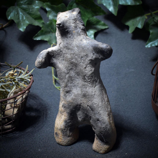 Tanzender Wolf – Archaische Skulptur aus traditioneller Rauchbrandkunst - Art.Nr.: SKU178