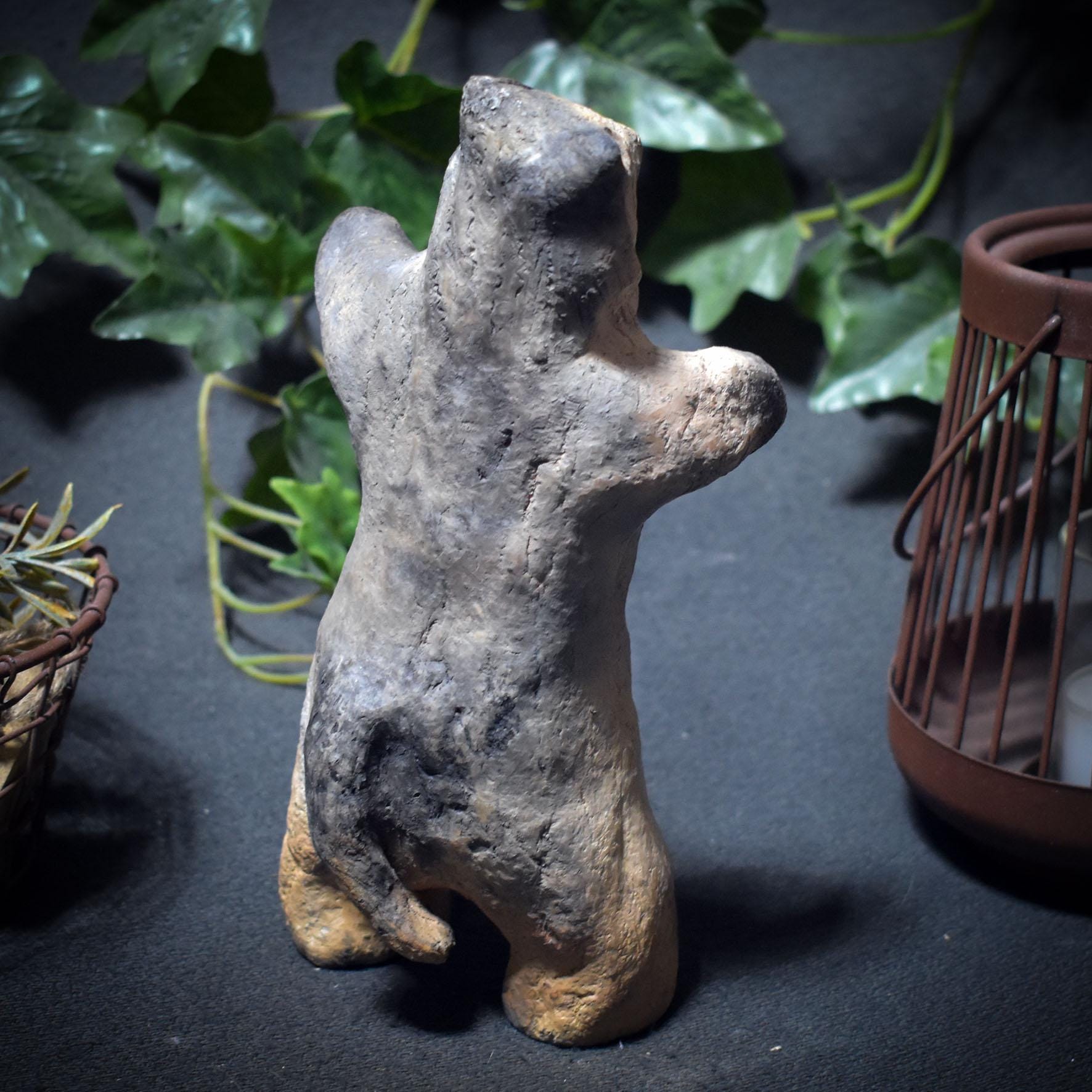 Tanzender Wolf – Archaische Skulptur aus traditioneller Rauchbrandkunst