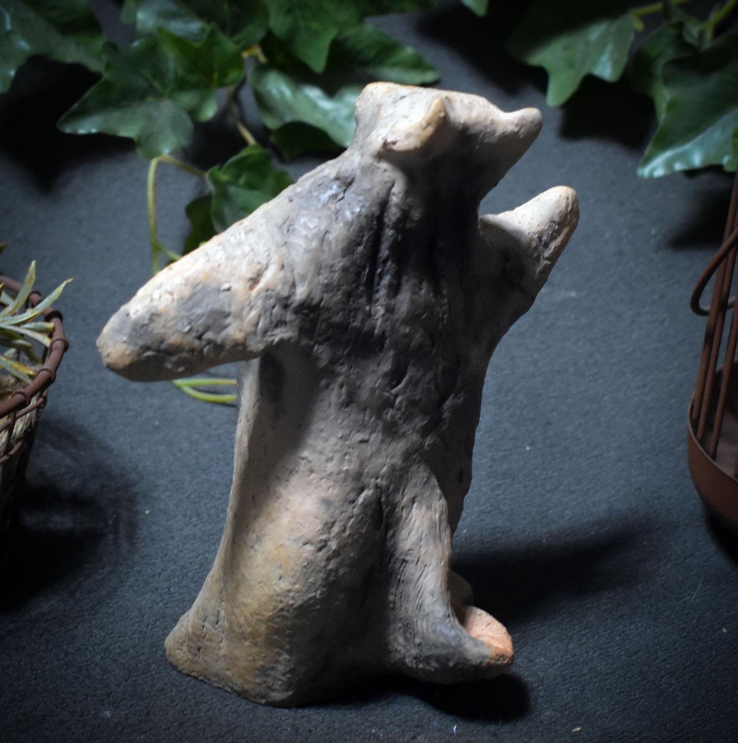 Tanzender Wolf – Archaische Skulptur aus traditioneller Rauchbrandkunst - Art.Nr.: SKU179