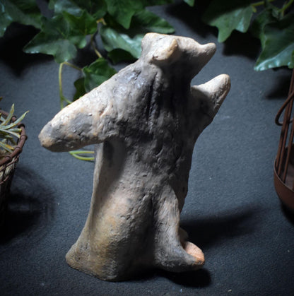 Tanzender Wolf – Archaische Skulptur aus traditioneller Rauchbrandkunst - Art.Nr.: SKU179