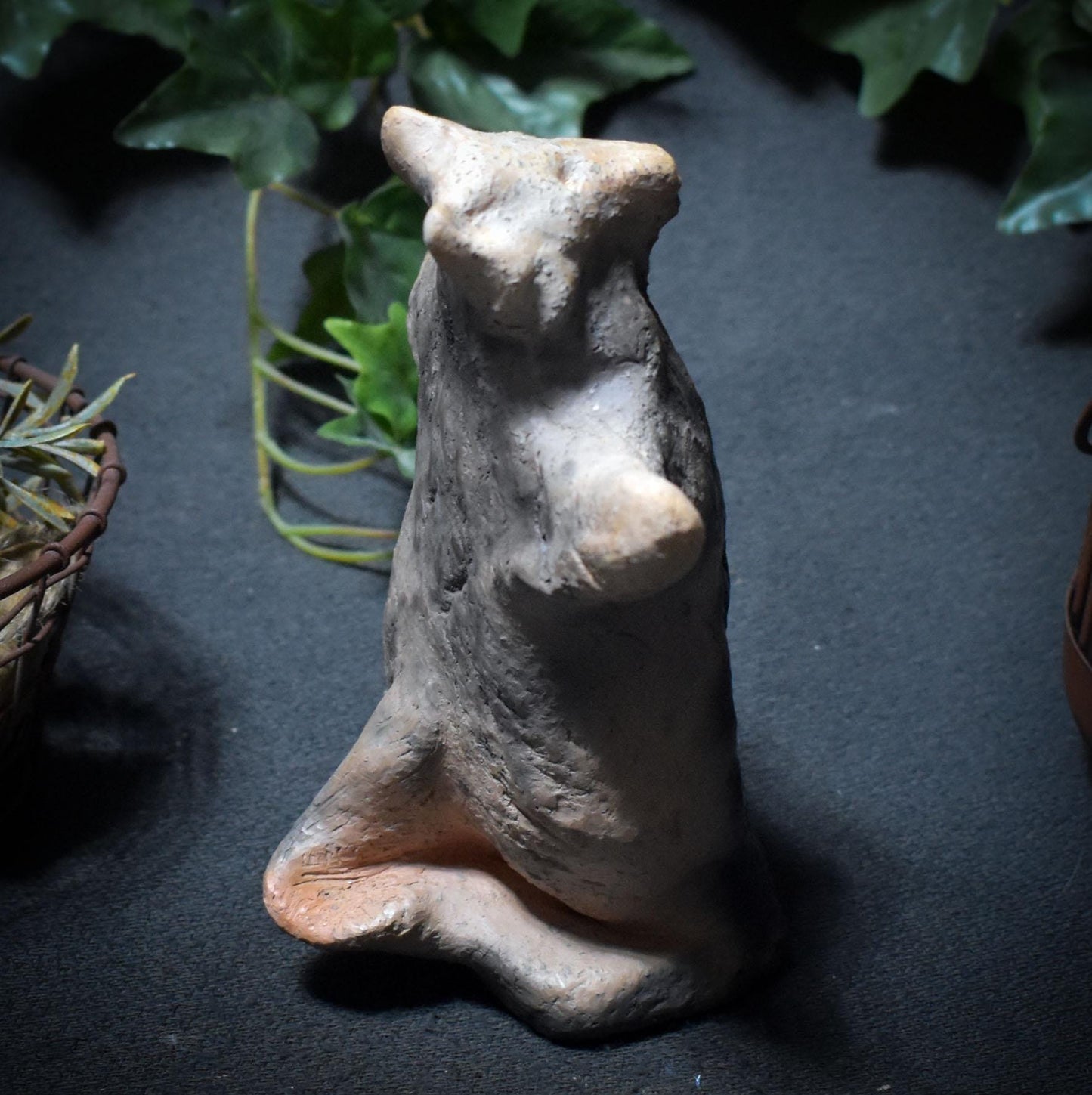 Tanzender Wolf – Archaische Skulptur aus traditioneller Rauchbrandkunst