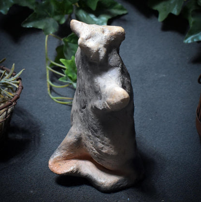 Tanzender Wolf – Archaische Skulptur aus traditioneller Rauchbrandkunst