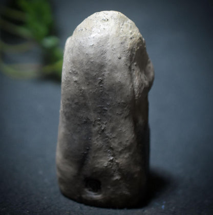 Gebärende Göttin – Archaische Skulptur aus traditioneller Rauchbrandkunst
