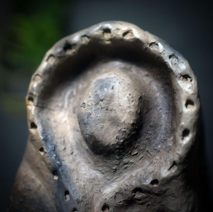 Wintergöttin – Archaische Figur aus traditioneller Rauchbrandkunst - Art.Nr.: SKU184