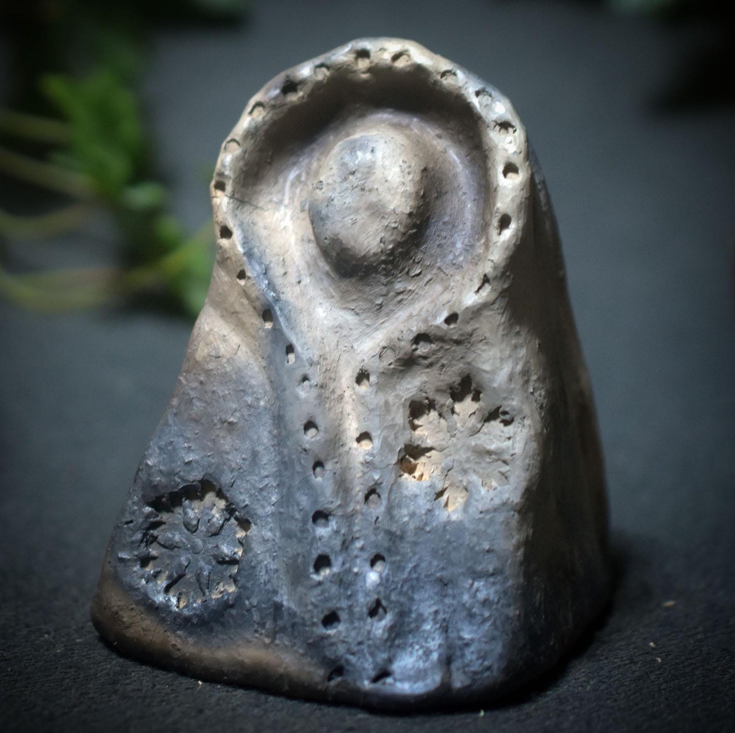 Wintergöttin – Archaische Figur aus traditioneller Rauchbrandkunst