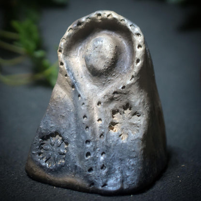 Wintergöttin – Archaische Figur aus traditioneller Rauchbrandkunst