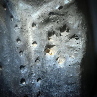Wintergöttin – Archaische Figur aus traditioneller Rauchbrandkunst