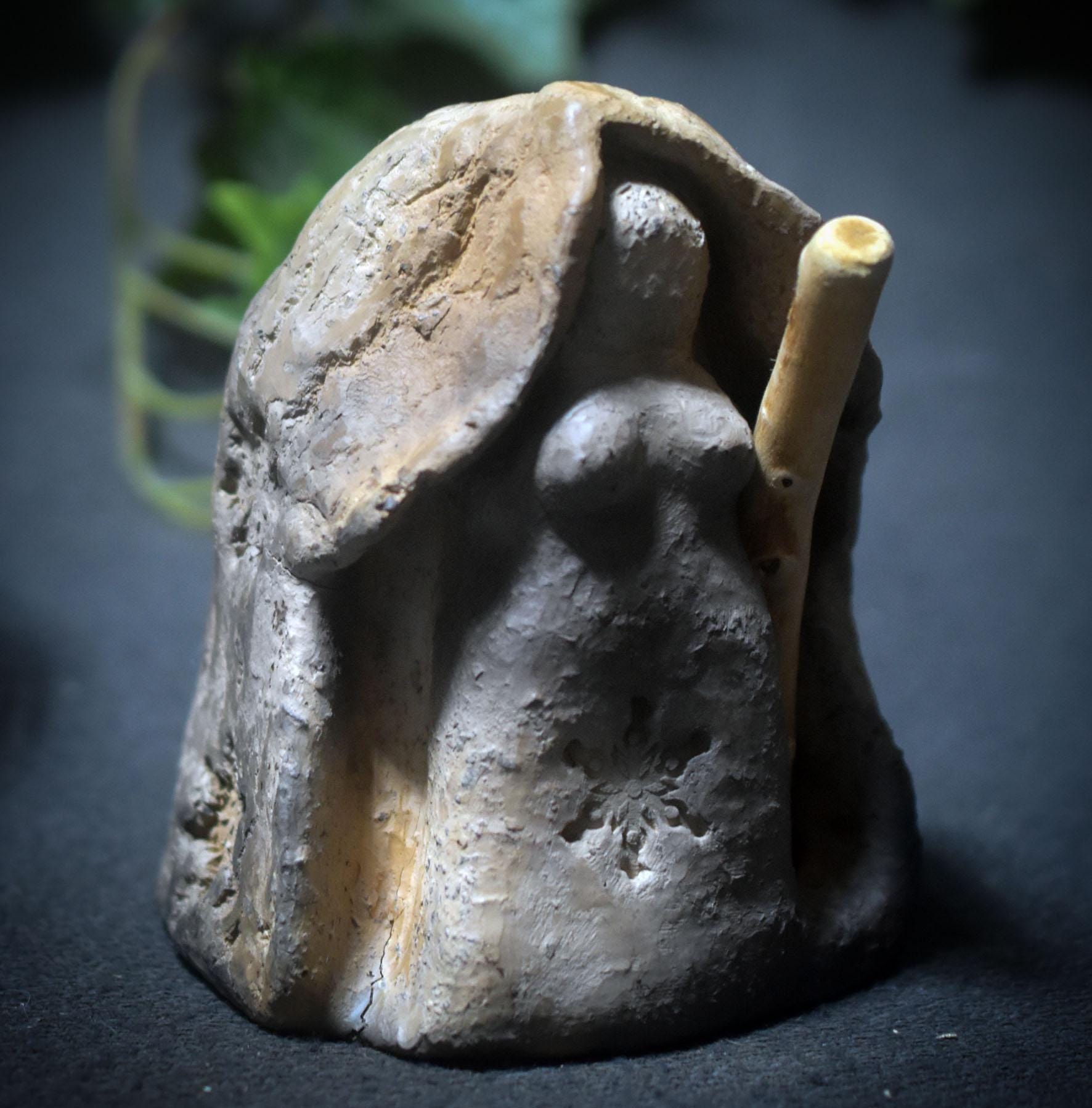 Wintergöttin – Archaische Weisheitsfigur aus traditioneller Rauchbrandkunst - Art.Nr.: SKU185