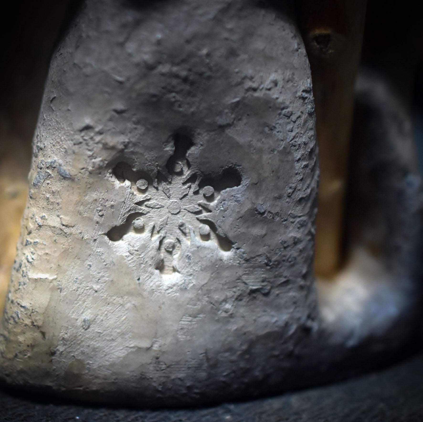 Wintergöttin – Archaische Weisheitsfigur aus traditioneller Rauchbrandkunst - Art.Nr.: SKU185