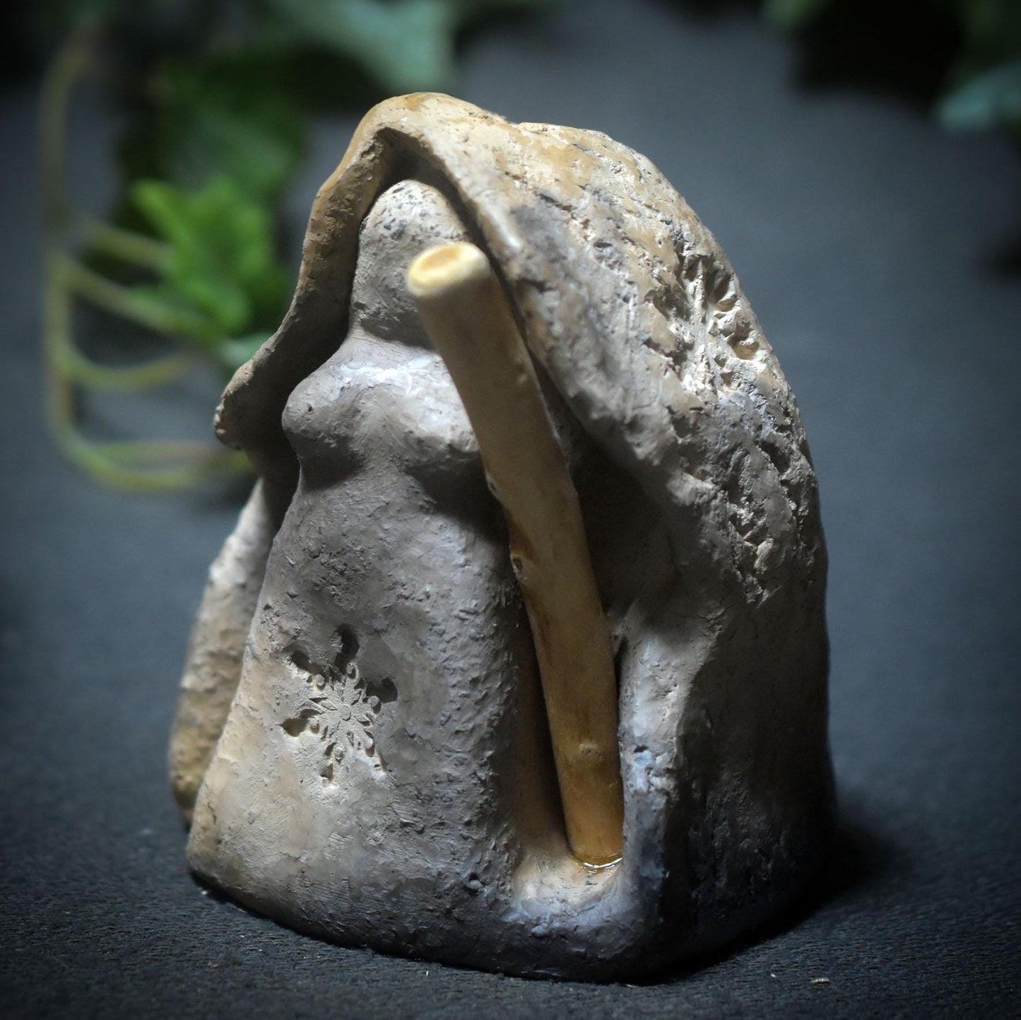 Wintergöttin – Archaische Weisheitsfigur aus traditioneller Rauchbrandkunst - Art.Nr.: SKU185