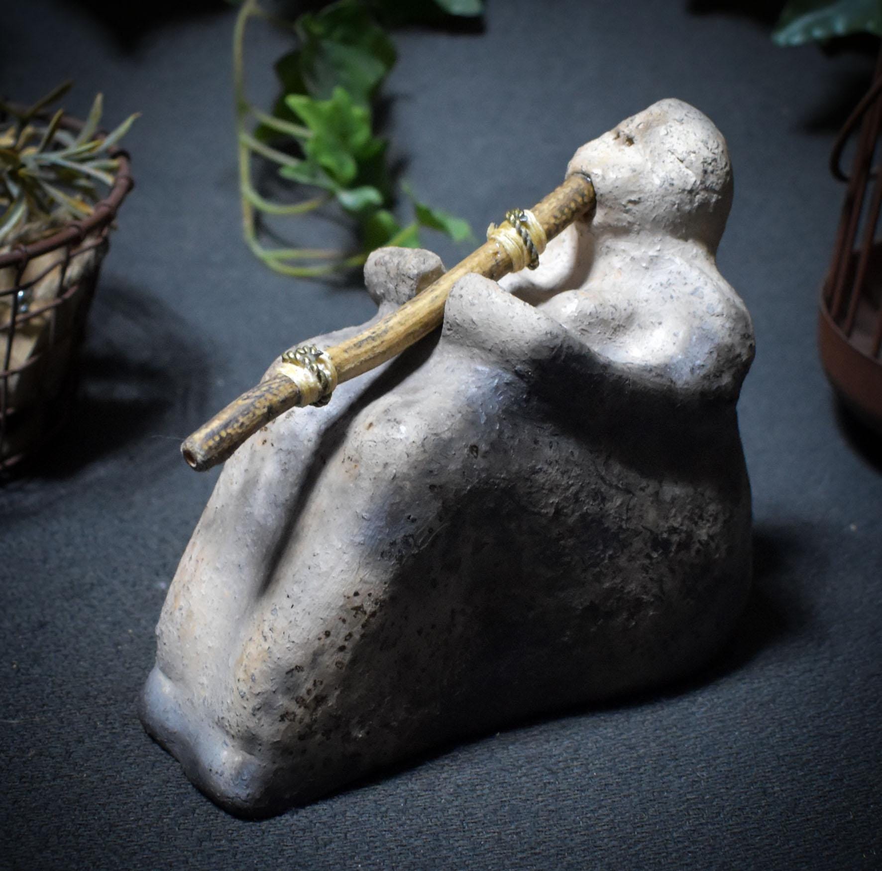 Sitzende Goddess – Didgeridoo-Figur aus traditioneller Rauchbrandkunst - SKU186