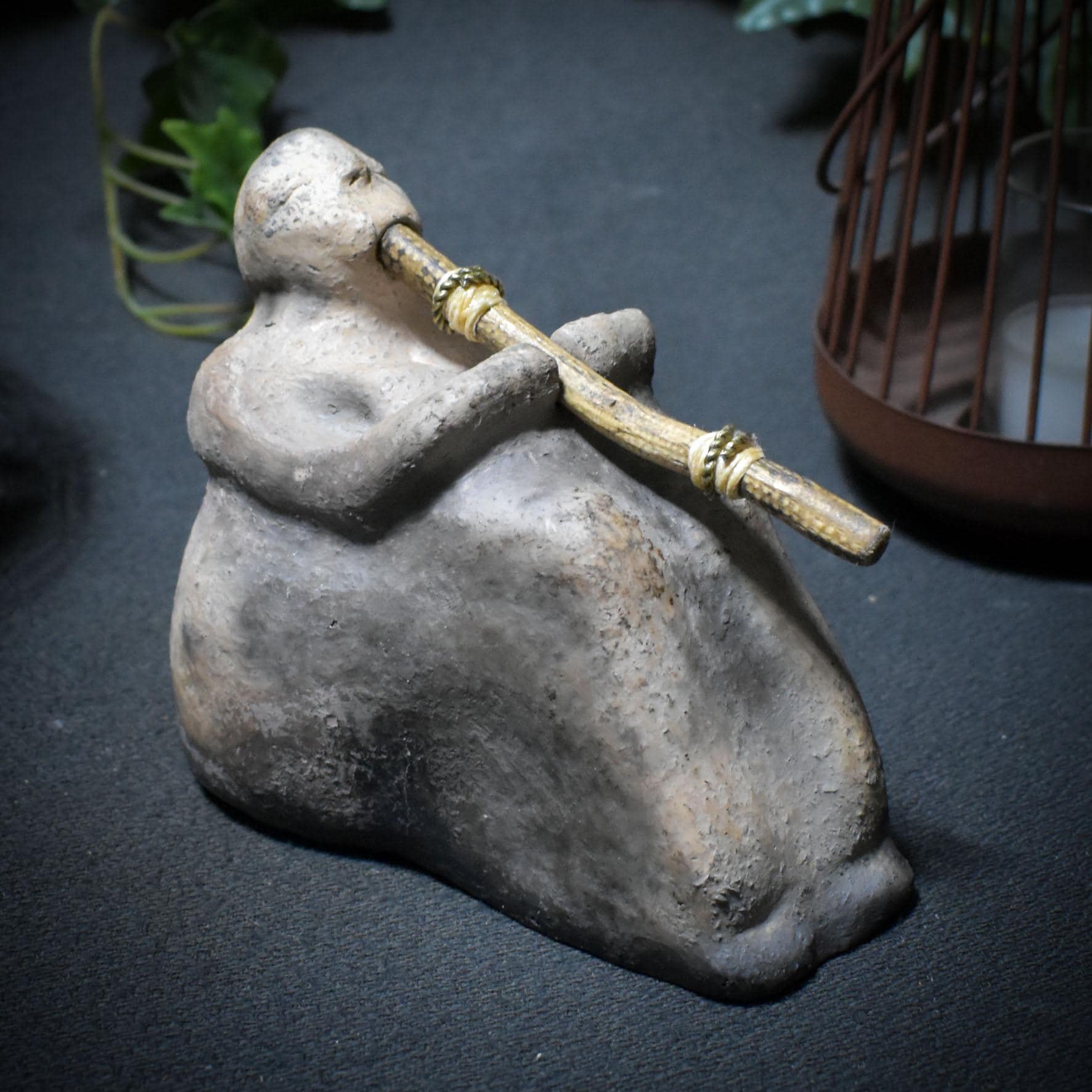 Sitzende Goddess – Didgeridoo-Figur aus traditioneller Rauchbrandkunst