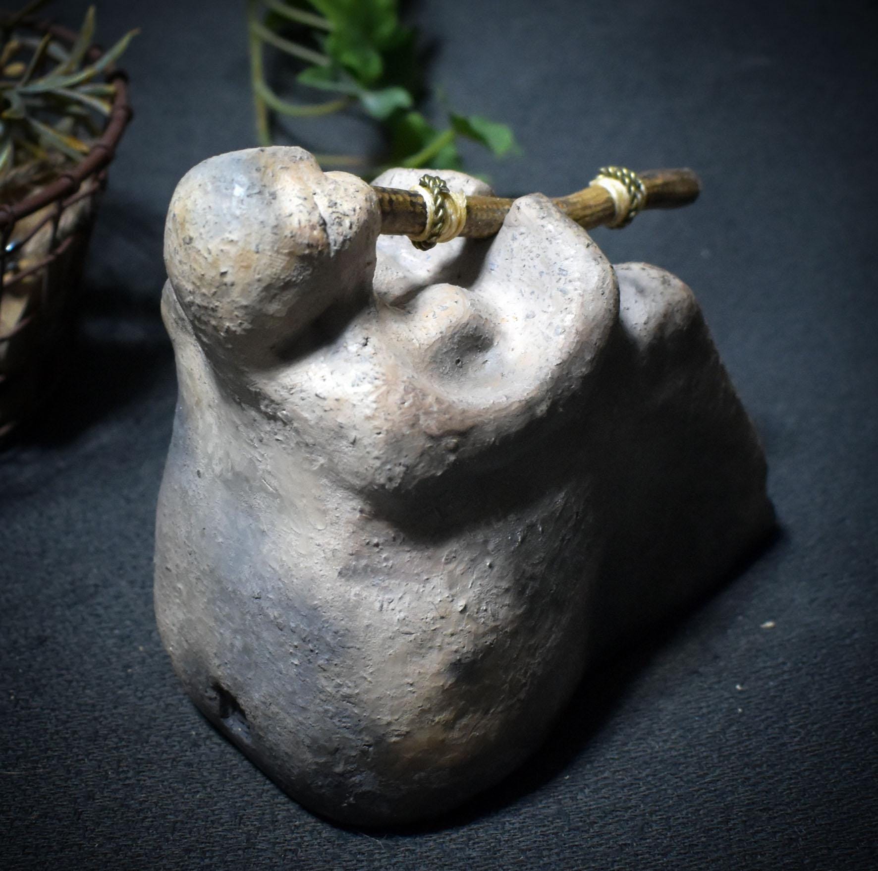 Sitzende Goddess – Didgeridoo-Figur aus traditioneller Rauchbrandkunst - SKU186