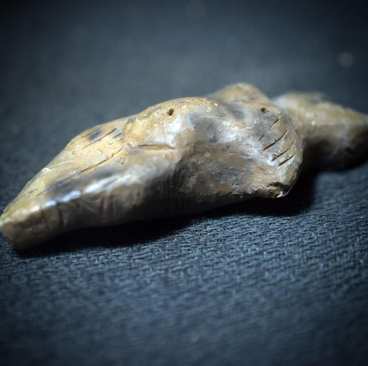 Taschengöttin – Kleine Mondgöttin aus traditioneller Rauchbrandkunst - TAS012