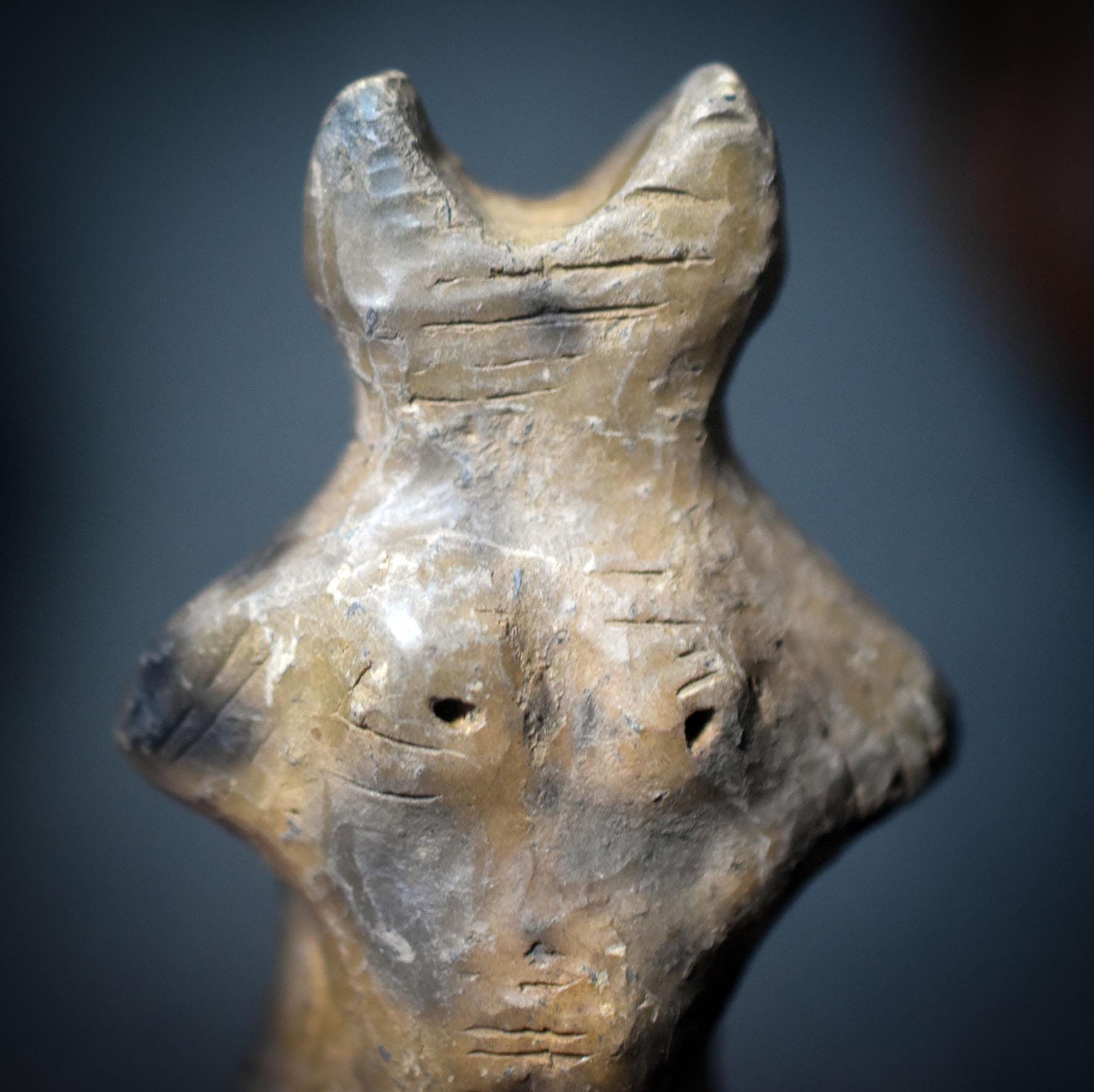 Taschengöttin – Kleine Mondgöttin aus traditioneller Rauchbrandkunst - TAS012