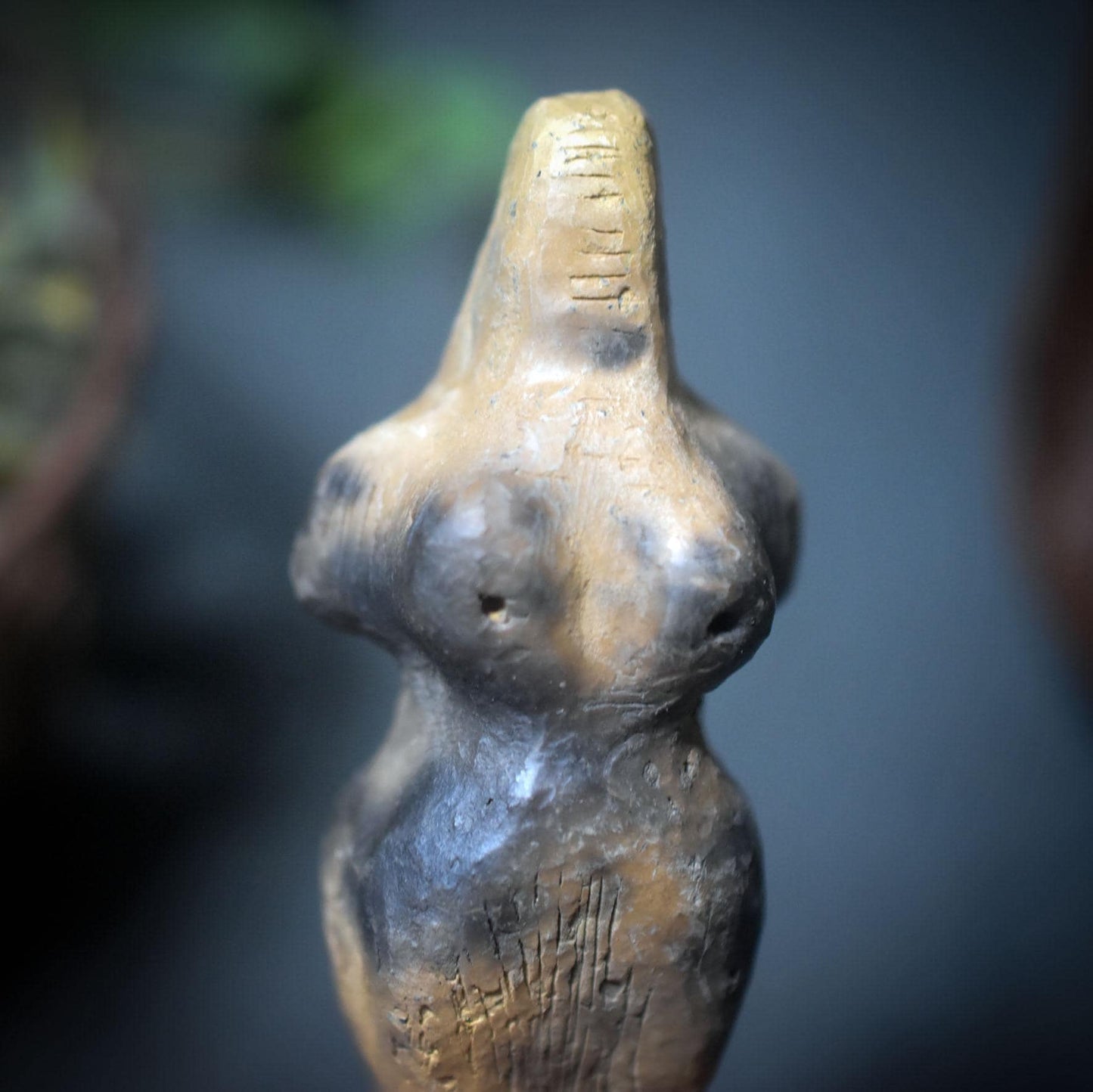 Taschengöttin aus Rauchbrand-Ton – archaische Begleiterin für Schutz, Intuition & Erdung - TAS013