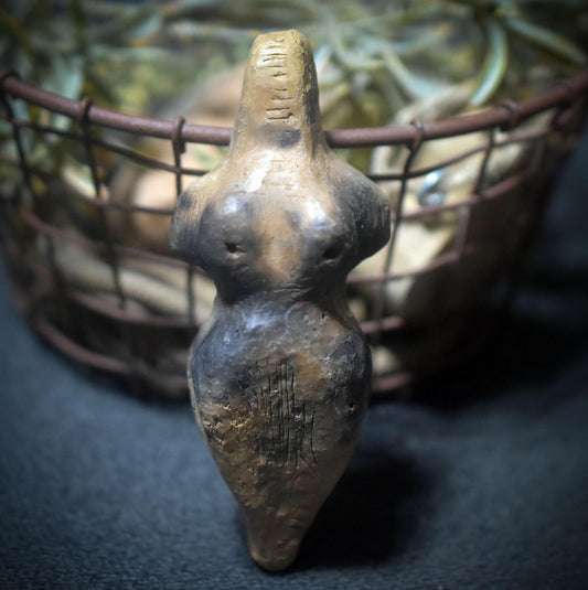 Taschengöttin aus Rauchbrand-Ton – archaische Begleiterin für Schutz, Intuition & Erdung - TAS013