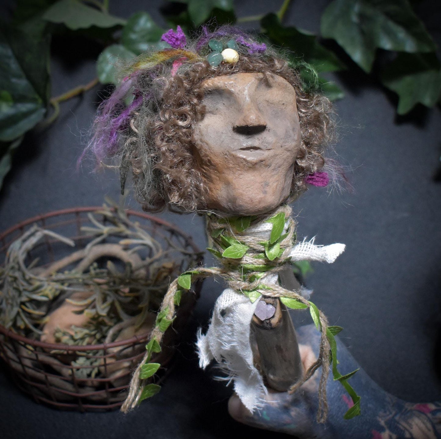 Ritualstab zur Heilung – Rauchbrandkopf der alten Hüterin aus Ton, Rosenquarz & Naturmaterialien - RST039