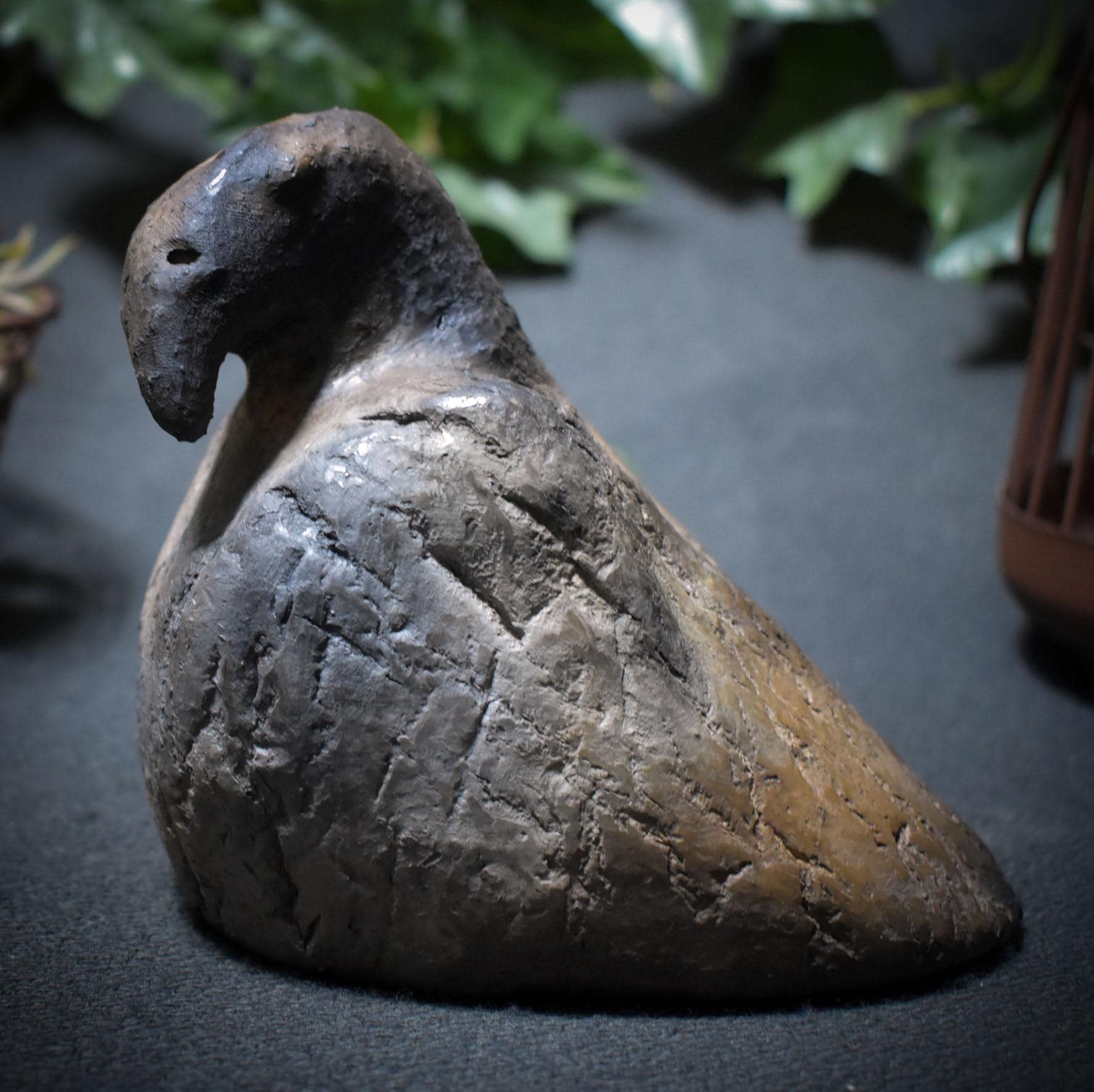 Handgefertigte spirituelle Skulptur im traditionellen Rauchbrand – Krafttier Geier - Art.Nr.: SKU173