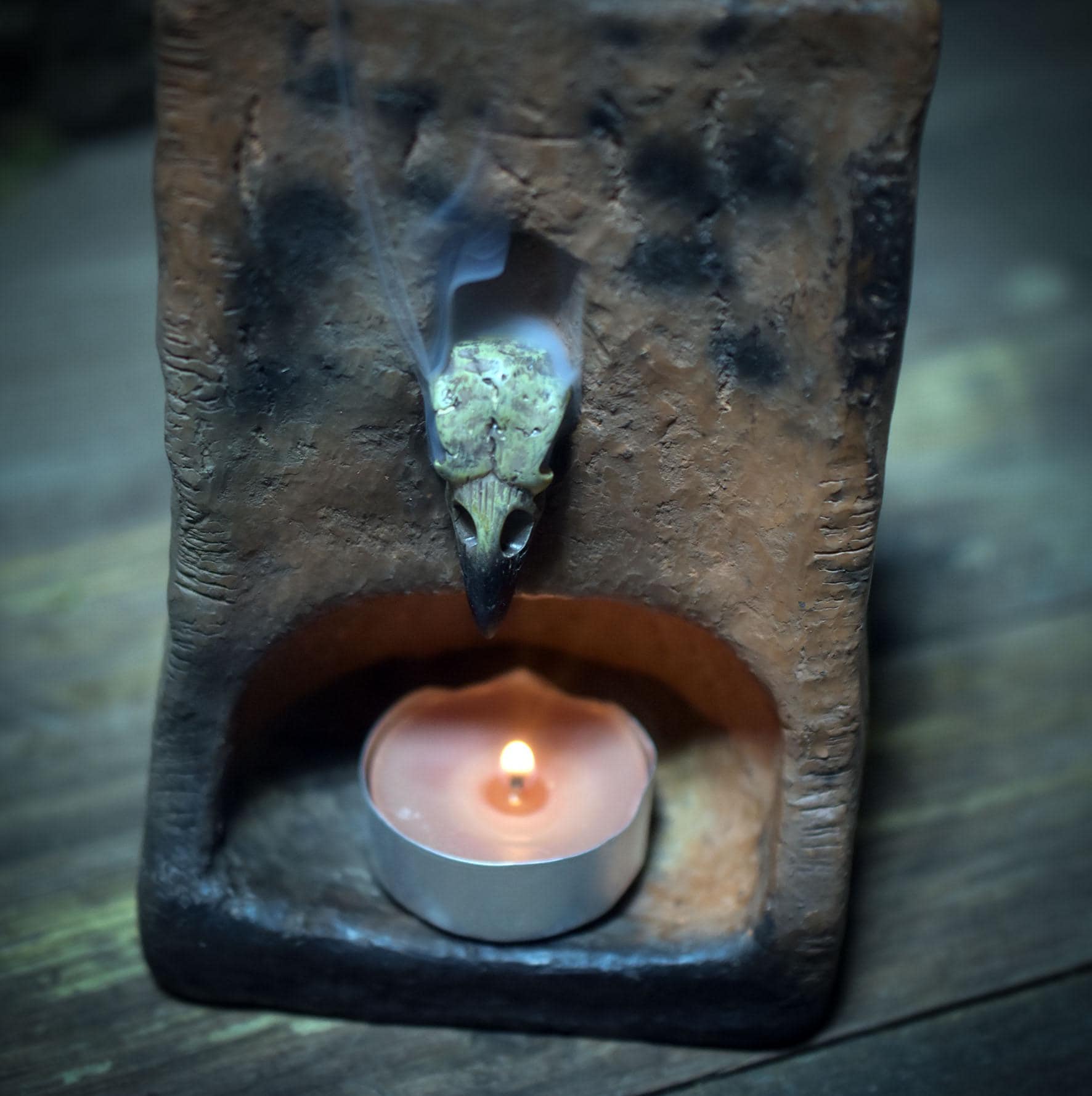 Rückfluss Räucherkegelhalter – Rauchbrand-Turm mit eingearbeitetem Vogelschädel - RÄH043