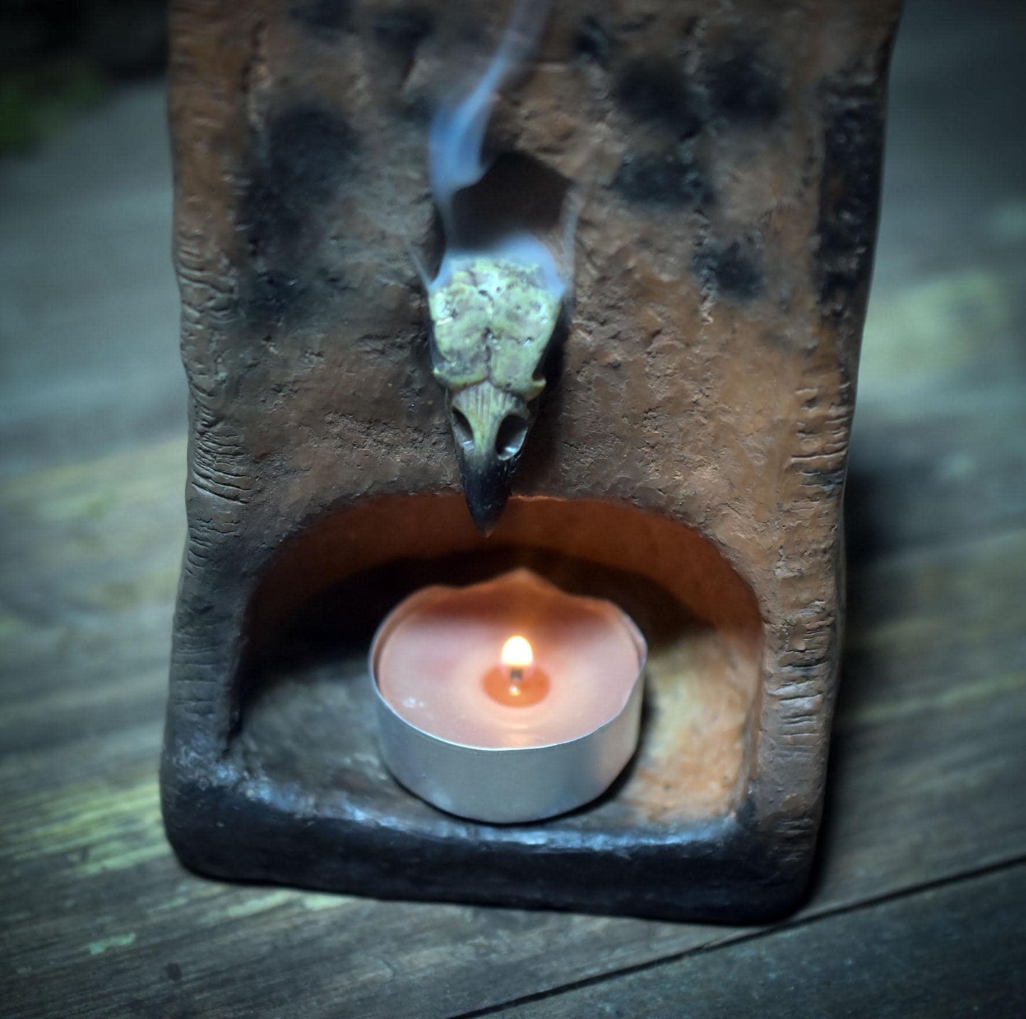 Rückfluss Räucherkegelhalter – Rauchbrand-Turm mit eingearbeitetem Vogelschädel - RÄH043