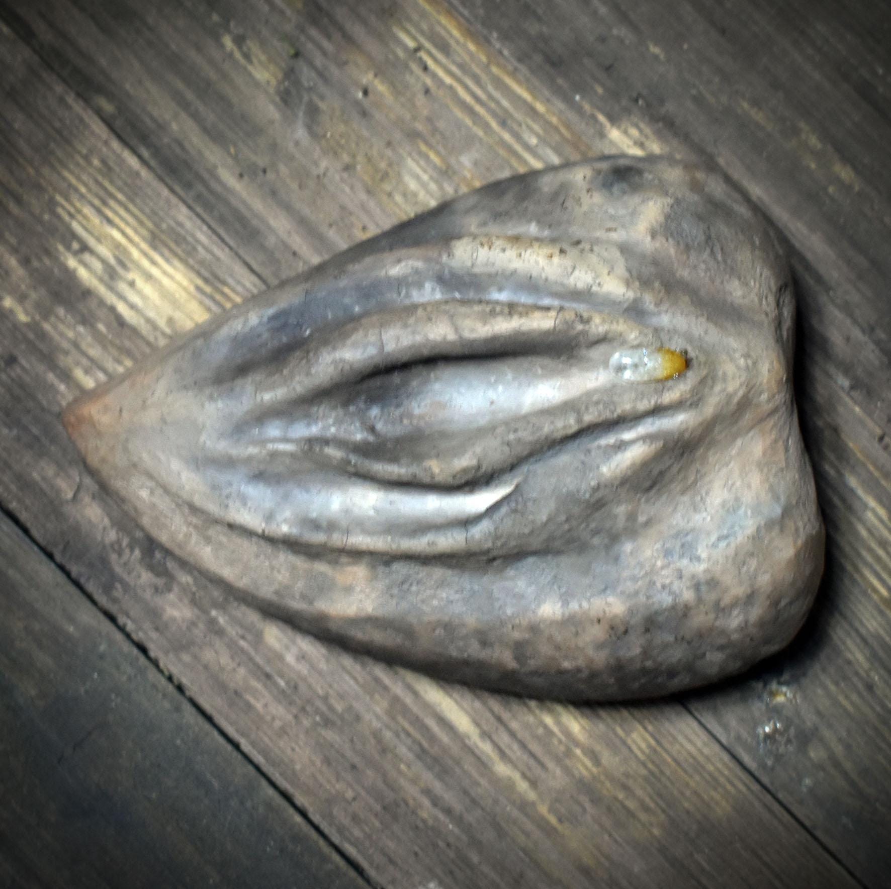 Herz aus Ton mit Yoni & Citrin – archaisches Rauchbrand-Kunstobjekt - SKU188