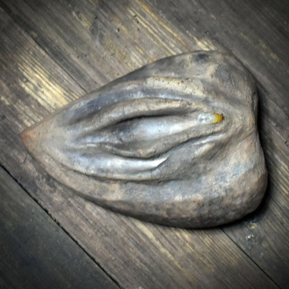 Herz aus Ton mit Yoni & Citrin – archaisches Rauchbrand-Kunstobjekt - SKU188