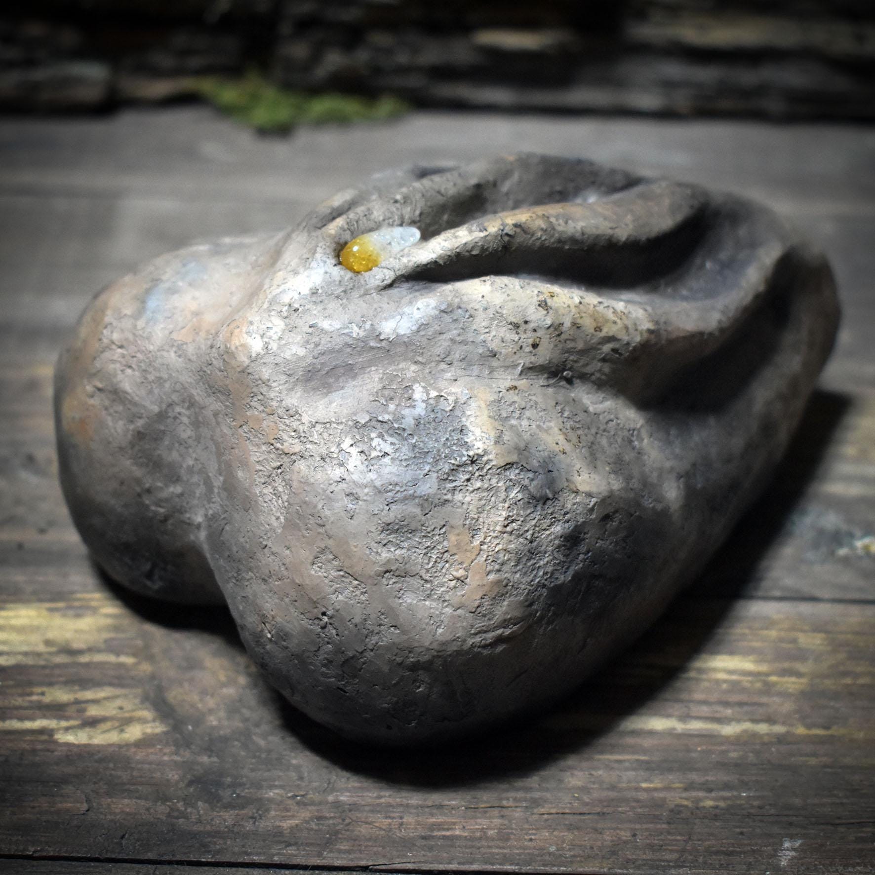 Herz aus Ton mit Yoni & Citrin – archaisches Rauchbrand-Kunstobjekt - SKU188