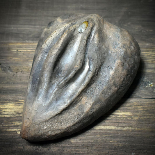 Herz aus Ton mit Yoni & Citrin – archaisches Rauchbrand-Kunstobjekt - SKU188