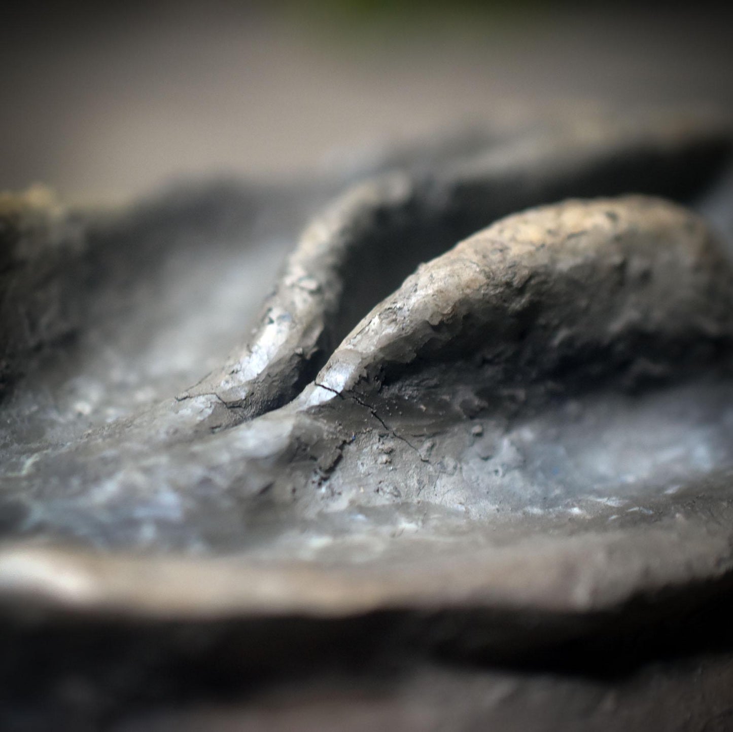 Traditionelles Rauchbrand-Herz mit eingearbeiteter Yoni – symbolstarkes archaisches Objekt - SKU188