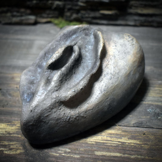 Traditionelles Rauchbrand-Herz mit eingearbeiteter Yoni – symbolstarkes archaisches Objekt - SKU188