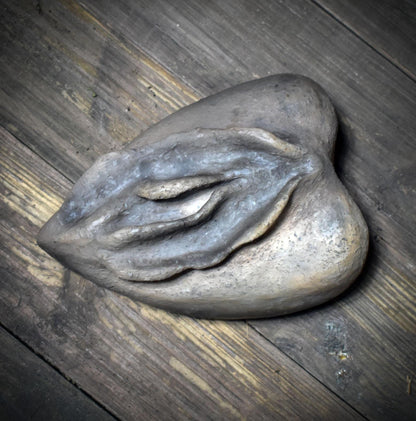 Traditionelles Rauchbrand-Herz mit eingearbeiteter Yoni – symbolstarkes archaisches Objekt - SKU188