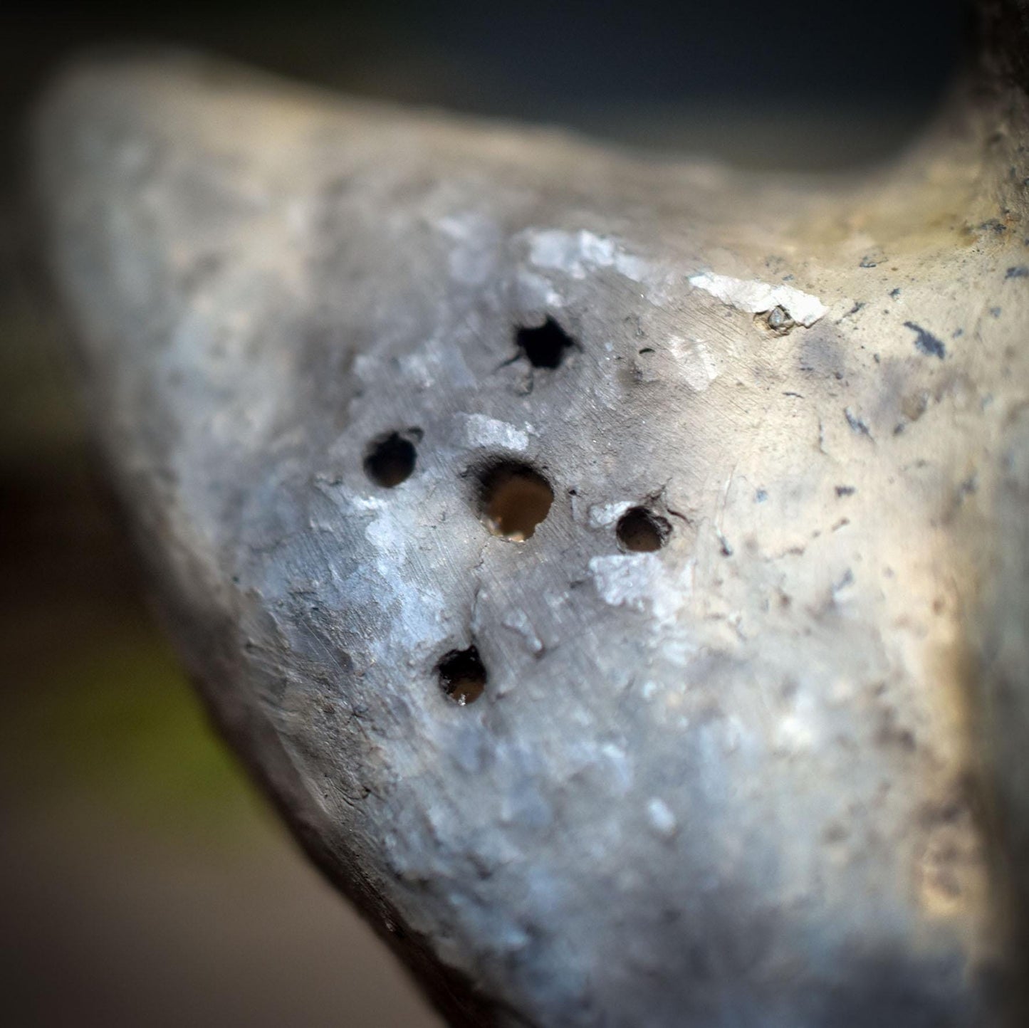 Skulptur „Mondgöttin“ – Archaische Rauchbrandfigur aus Ton