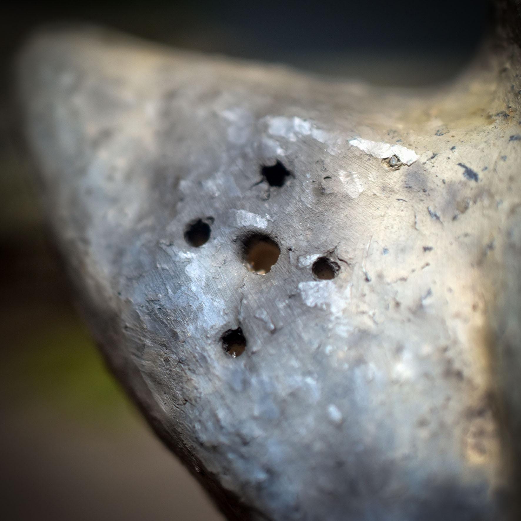 Skulptur „Mondgöttin“ – Archaische Rauchbrandfigur aus Ton