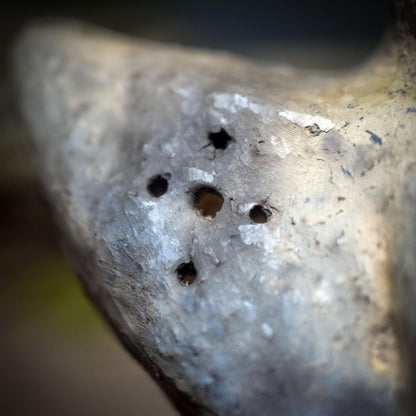 Skulptur „Mondgöttin“ – Archaische Rauchbrandfigur aus Ton