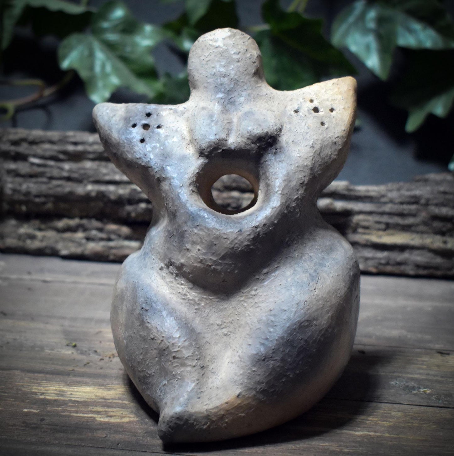 Skulptur „Mondgöttin“ – Archaische Rauchbrandfigur aus Ton - SKU189